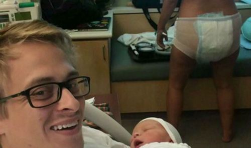 Американка показала в facebook, как на самом деле выглядит материнство сразу после родов