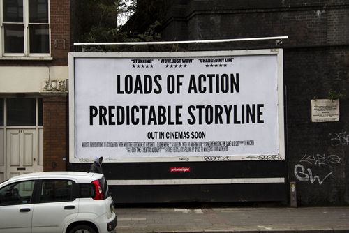 Британец безжалостно издевается над киноафишами, дорожными знаками и рекламой