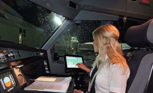 Как управляет самолетом женщина-пилот