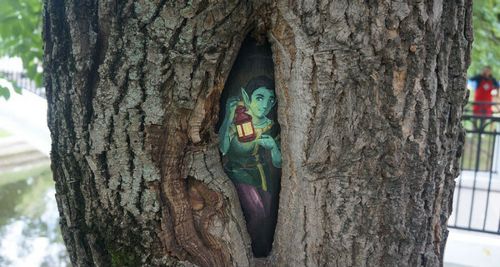 Маленький принц и ежик в тумане: кто рисует сказочные картины на деревьях москвы