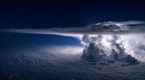 Под крылом самолета: тучи, бури, грозы на ошеломляющих снимках пилота