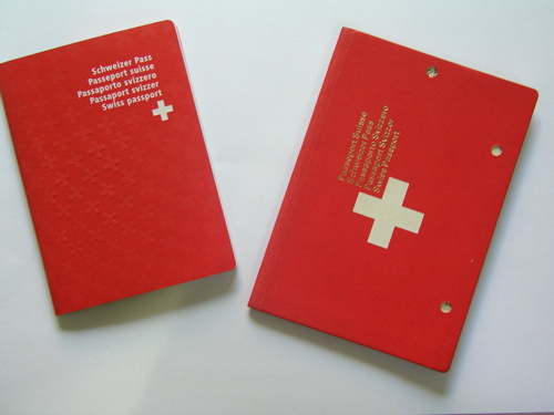 Самое важное за неделю: все больше желающих получить швейцарский паспорт и испанское жилье