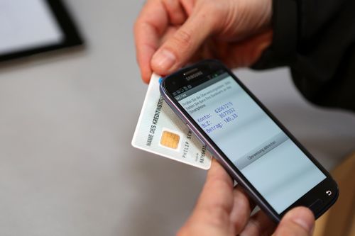 Смартфон и мобильный банкинг становятся признаками современного человека