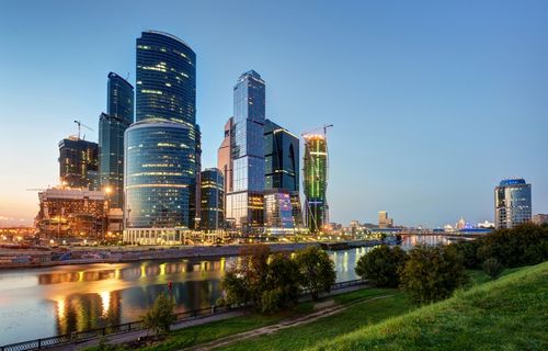 Спрос на аренду дорогих квартир в москве упал на 30%
