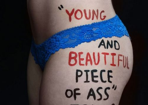 Трампни меня: 18-летняя студентка нанесла оскорбительные цитаты трампа на тело для смелого фотопроекта